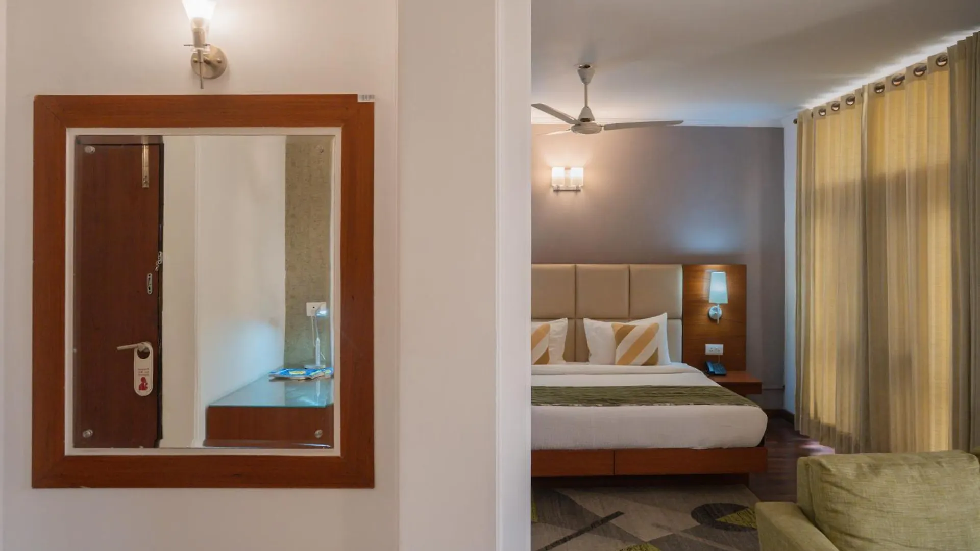 Ahuja Residency Dlf Phase 2 Hotel Gurgaon