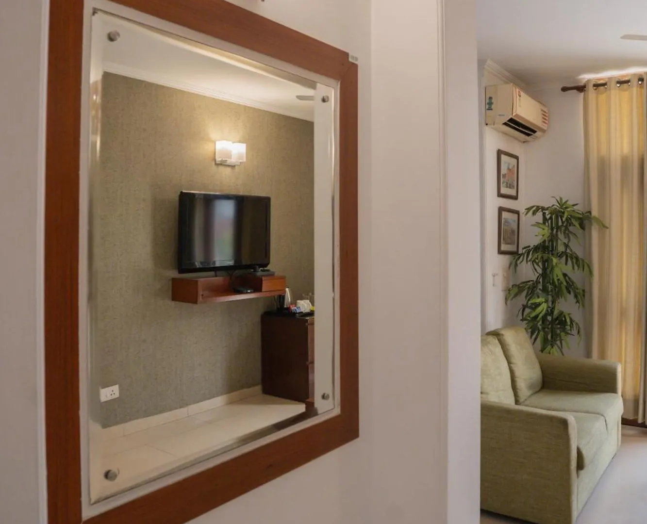 Ahuja Residency Dlf Phase 2 Hotel Gurgaon