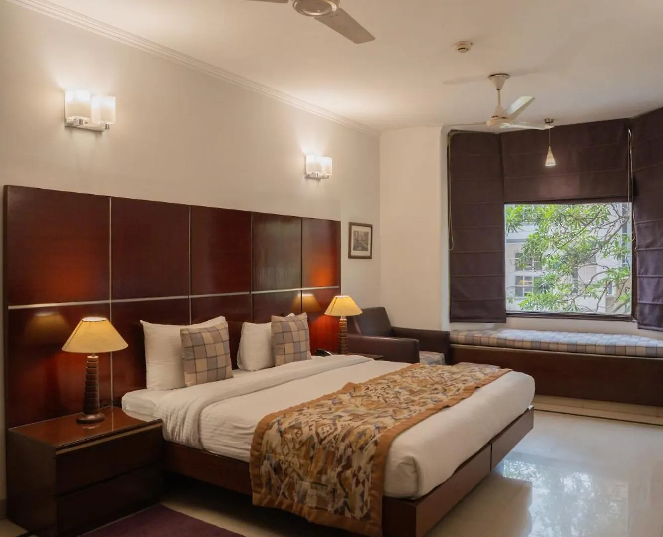 Ahuja Residency Dlf Phase 2 Hotel Gurgaon 4*,