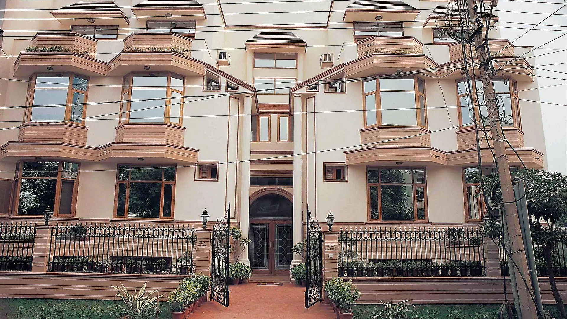 Ahuja Residency Dlf Phase 2 Hotel Gurgaon